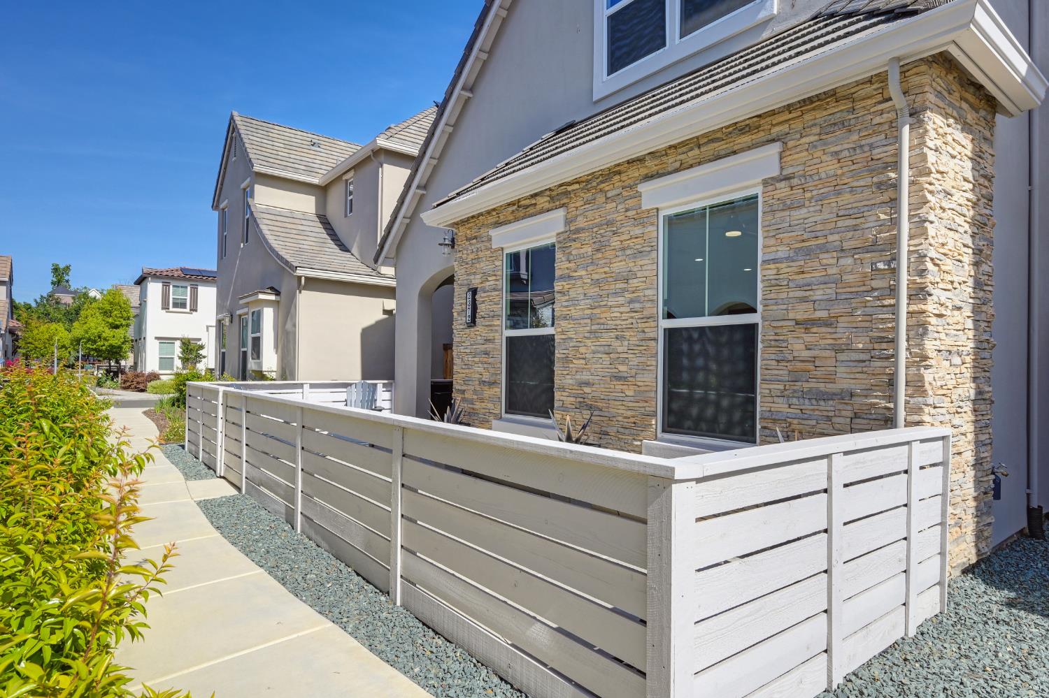 Detail Gallery Image 5 of 53 For 2372 Bastogne, Sacramento,  CA 95818 - 3 Beds | 2/1 Baths