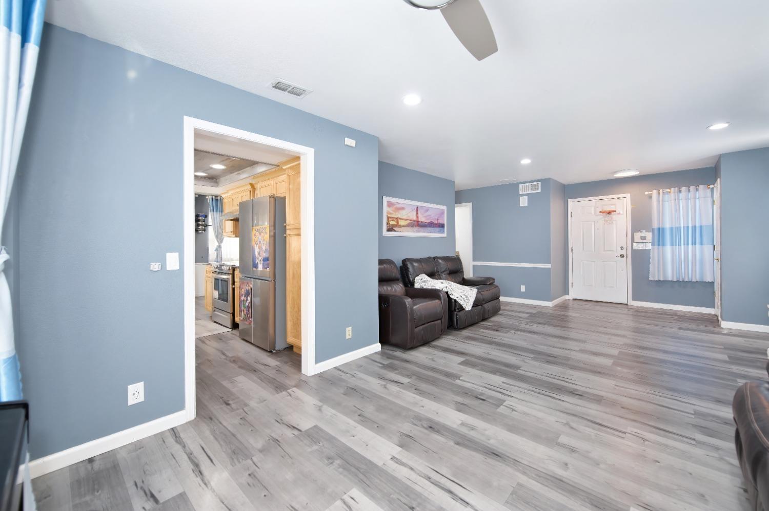 Detail Gallery Image 11 of 42 For 8924 La Margarita Way, Sacramento,  CA 95828 - 4 Beds | 2/1 Baths