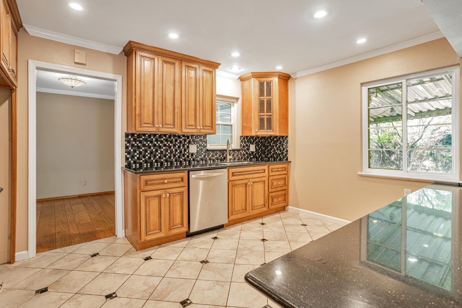 Detail Gallery Image 9 of 42 For 3005 La via Way, Sacramento,  CA 95825 - 4 Beds | 2 Baths