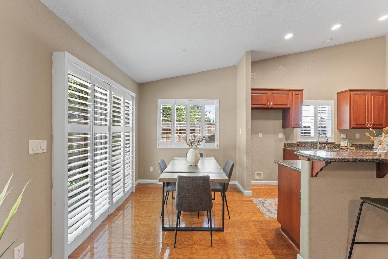 Detail Gallery Image 16 of 44 For 1014 Thompson Cir, Folsom,  CA 95630 - 4 Beds | 2 Baths