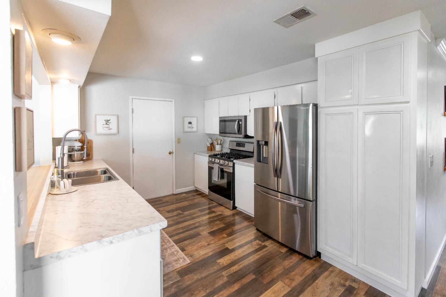 Detail Gallery Image 13 of 44 For 8940 Leatham Ave, Fair Oaks,  CA 95628 - 4 Beds | 2 Baths