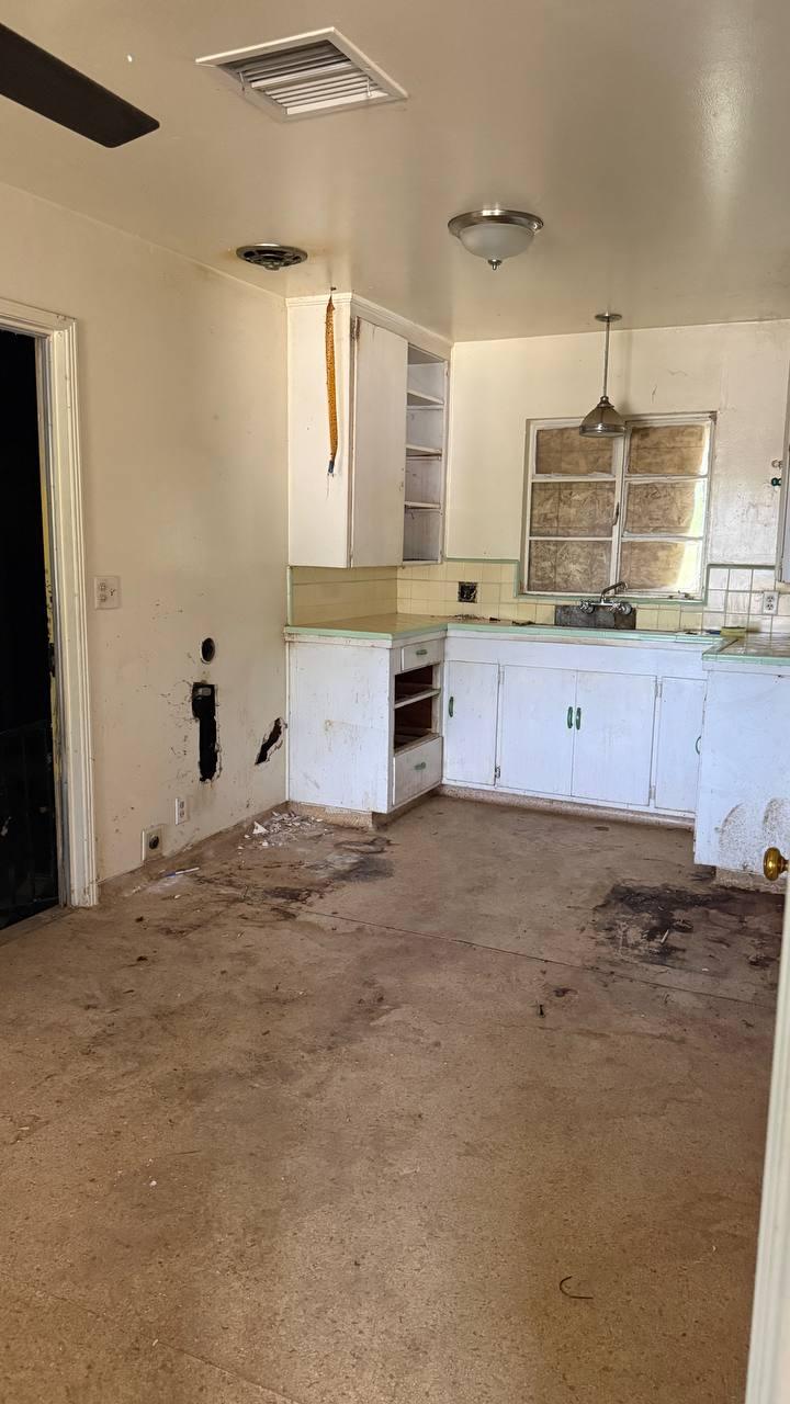 Detail Gallery Image 7 of 20 For 2452 S Holloway Ave, Fresno,  CA 93725 - 3 Beds | 1 Baths