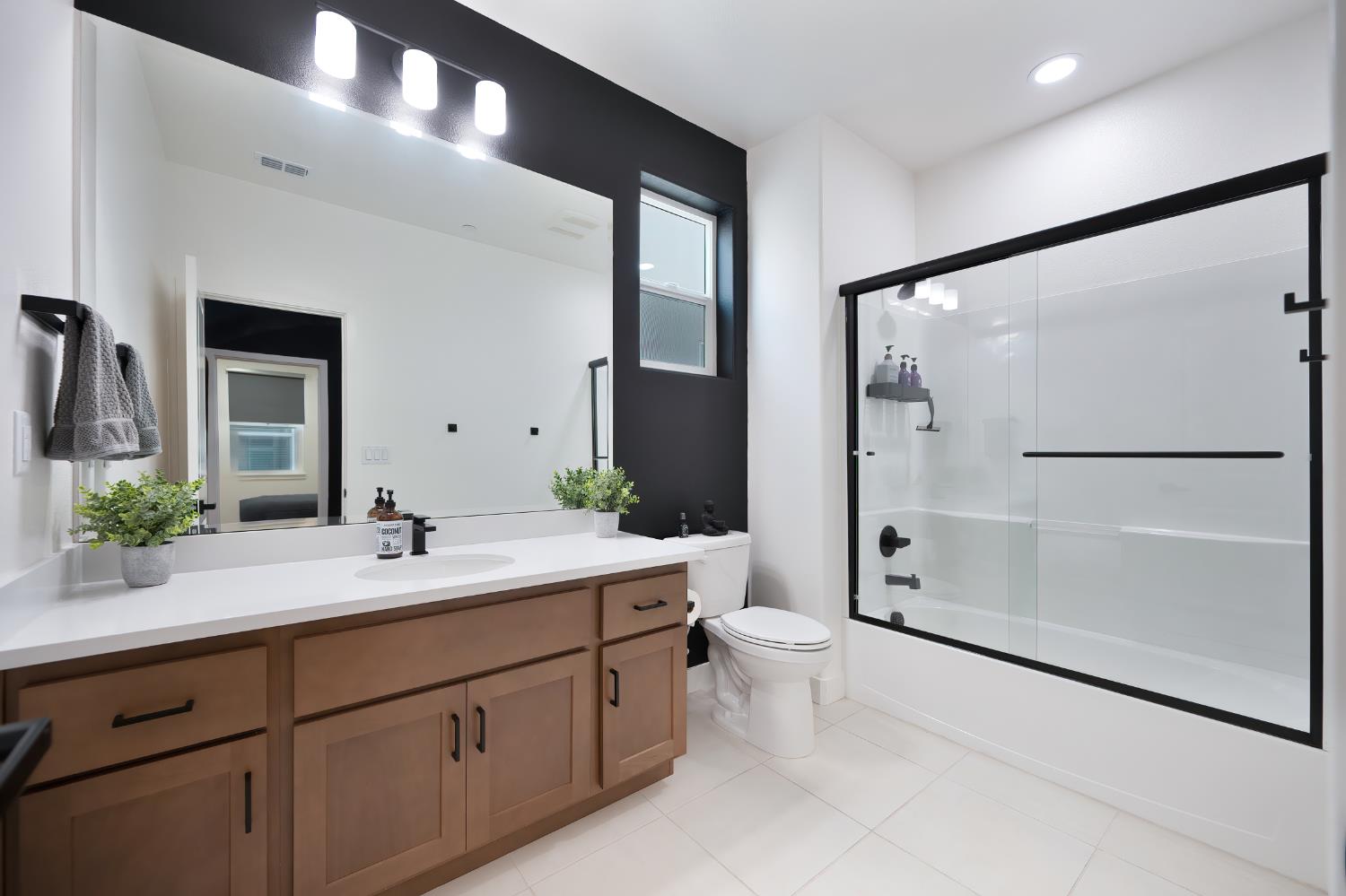 Detail Gallery Image 42 of 53 For 2372 Bastogne, Sacramento,  CA 95818 - 3 Beds | 2/1 Baths
