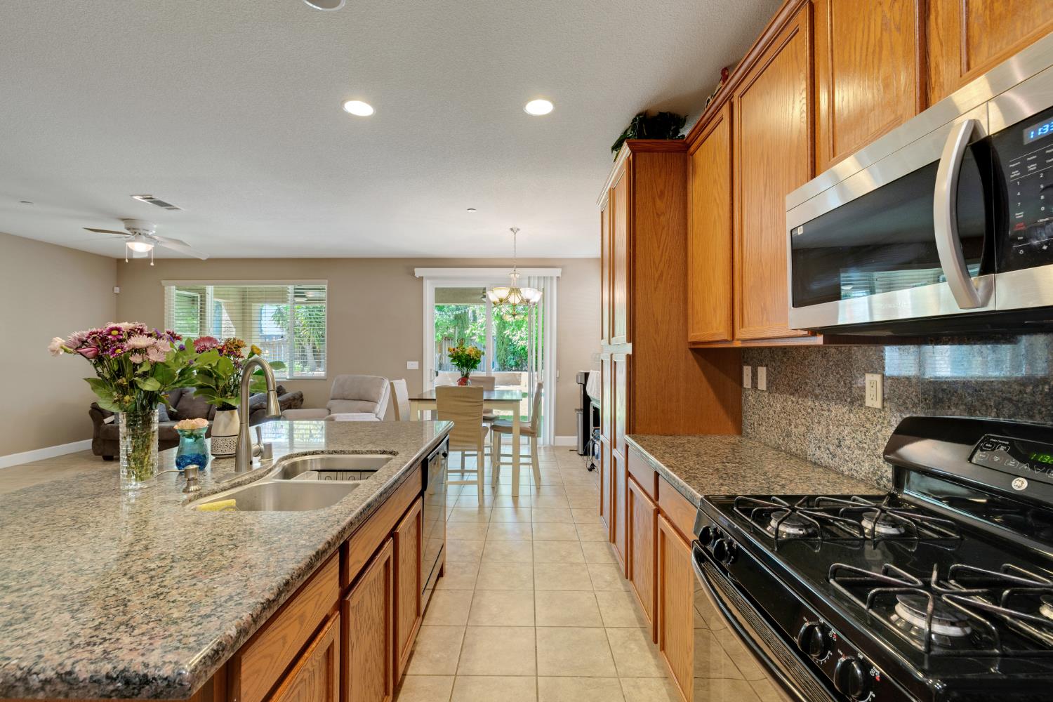 Detail Gallery Image 10 of 43 For 10424 Fossil Way, Elk Grove,  CA 95757 - 4 Beds | 3/1 Baths