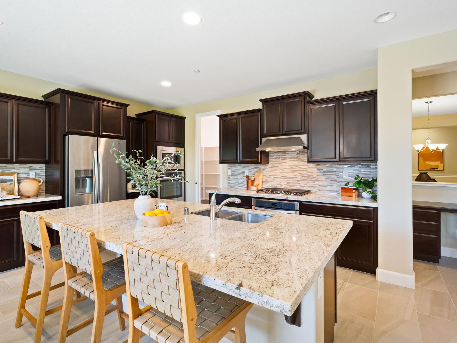 Detail Gallery Image 10 of 41 For 2723 Sweeney Dr, Woodland,  CA 95776 - 4 Beds | 2/1 Baths