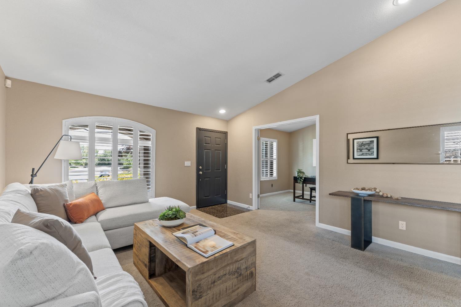 Detail Gallery Image 4 of 44 For 1014 Thompson Cir, Folsom,  CA 95630 - 4 Beds | 2 Baths