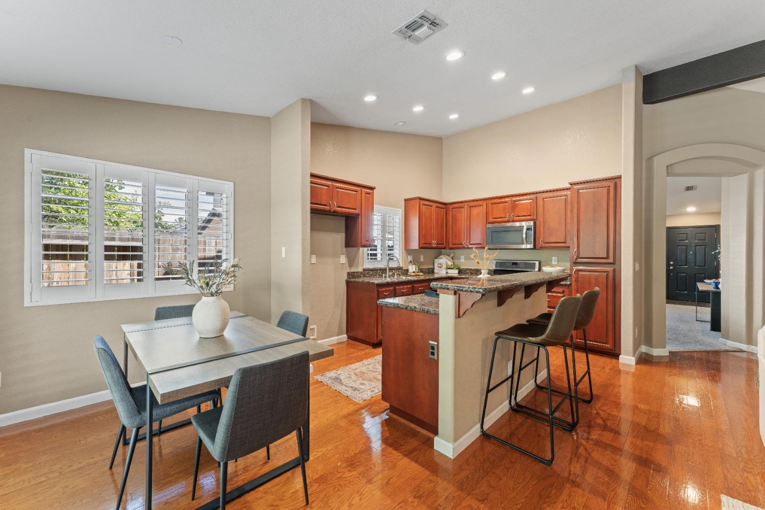Detail Gallery Image 15 of 44 For 1014 Thompson Cir, Folsom,  CA 95630 - 4 Beds | 2 Baths