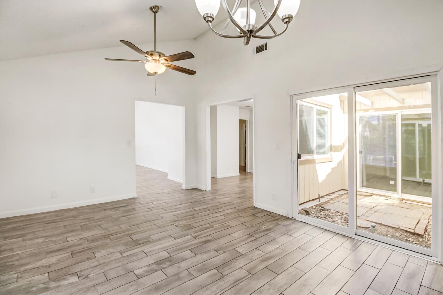Detail Gallery Image 20 of 48 For 2301 Walnut Grove Way, Rancho Cordova,  CA 95670 - 3 Beds | 2 Baths