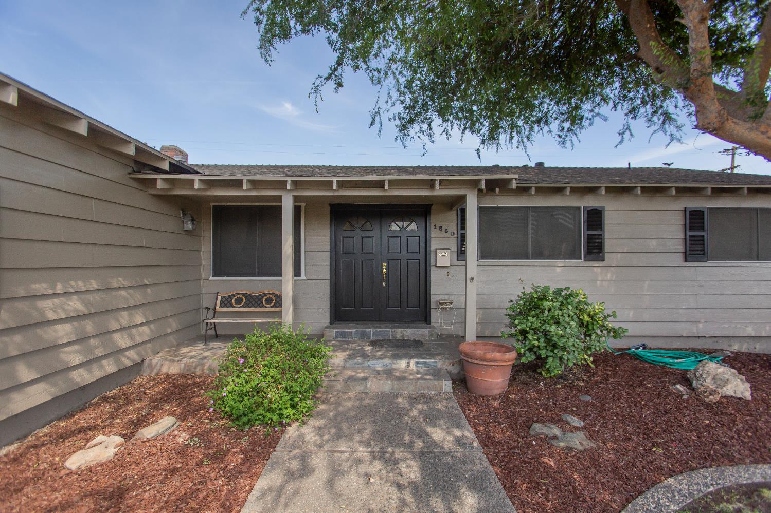 Detail Gallery Image 3 of 27 For 1860 Loyola Way, Turlock,  CA 95382 - 3 Beds | 2 Baths