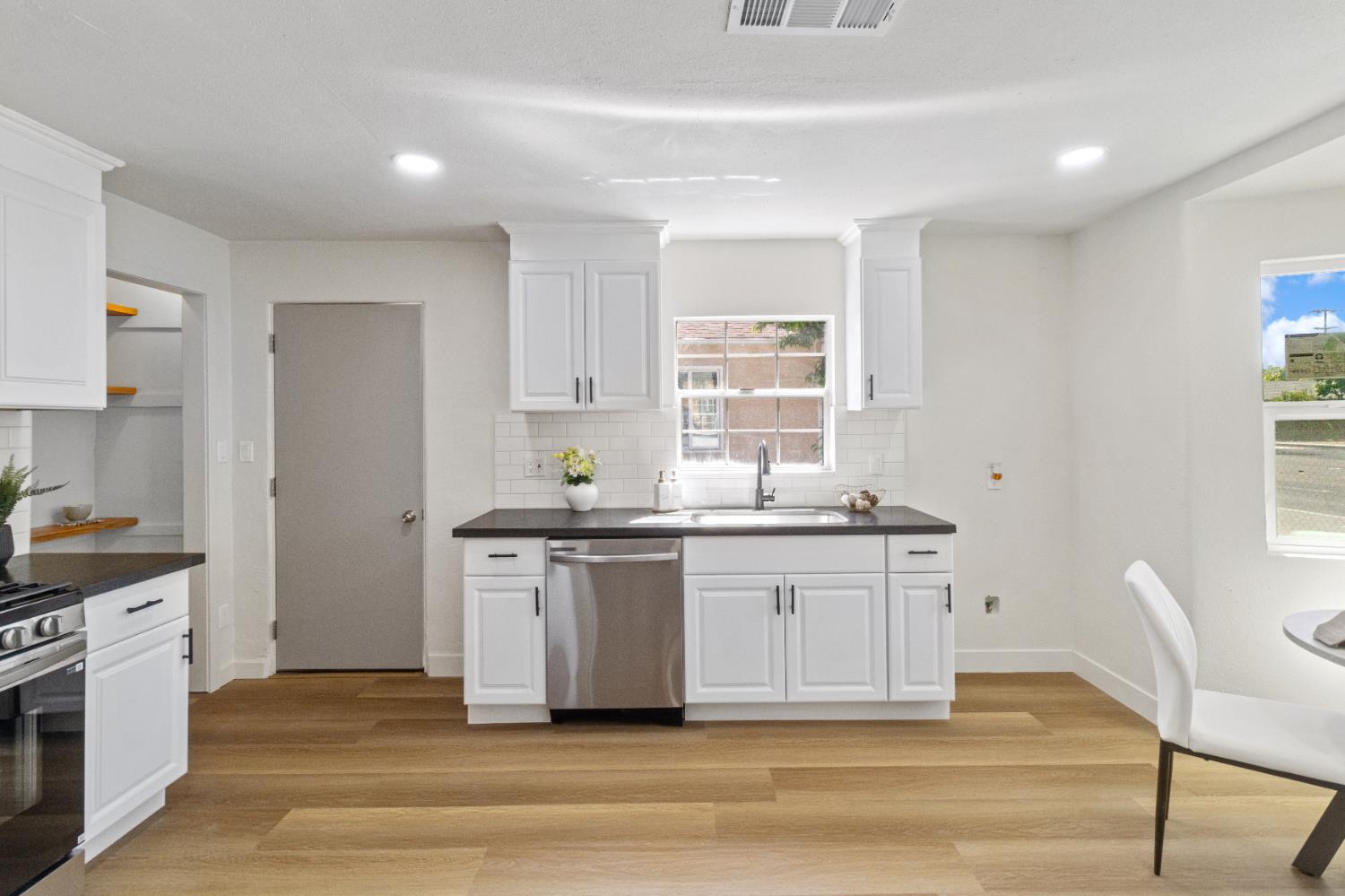 Detail Gallery Image 8 of 21 For 1605 W Orangeburg Ave, Modesto,  CA 95350 - 2 Beds | 1 Baths