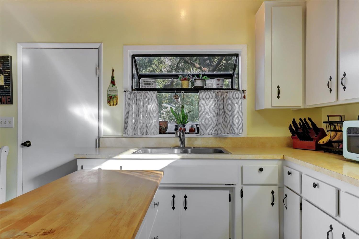 Detail Gallery Image 10 of 61 For 230 June Dr, Grass Valley,  CA 95945 - 2 Beds | 2 Baths