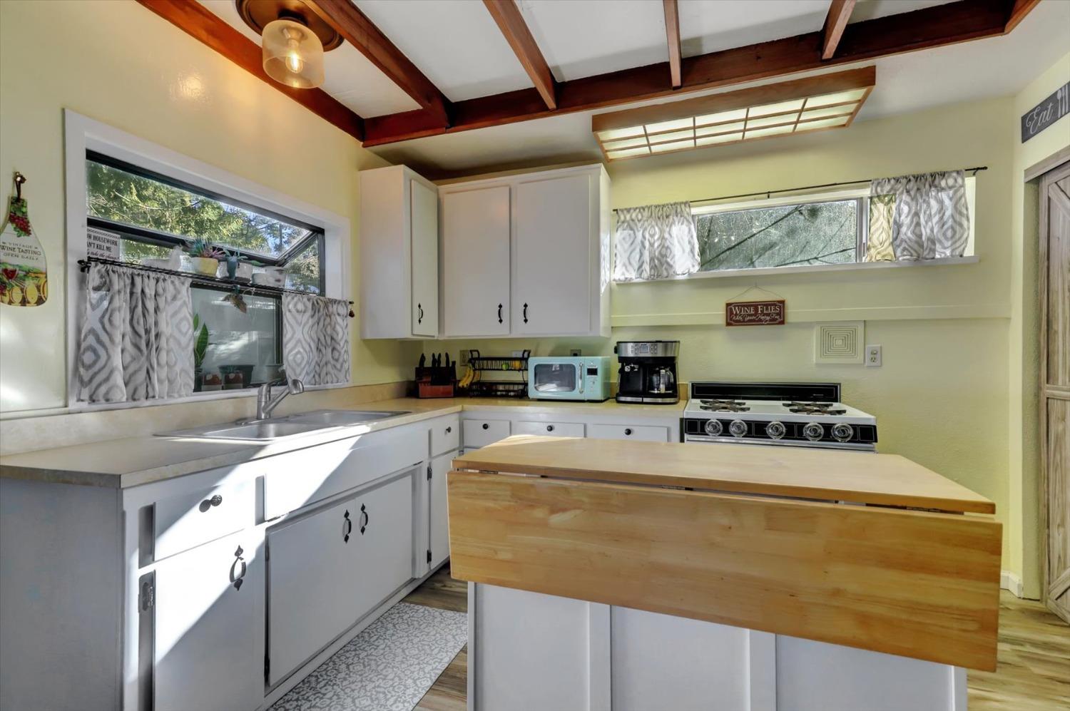 Detail Gallery Image 13 of 61 For 230 June Dr, Grass Valley,  CA 95945 - 2 Beds | 2 Baths