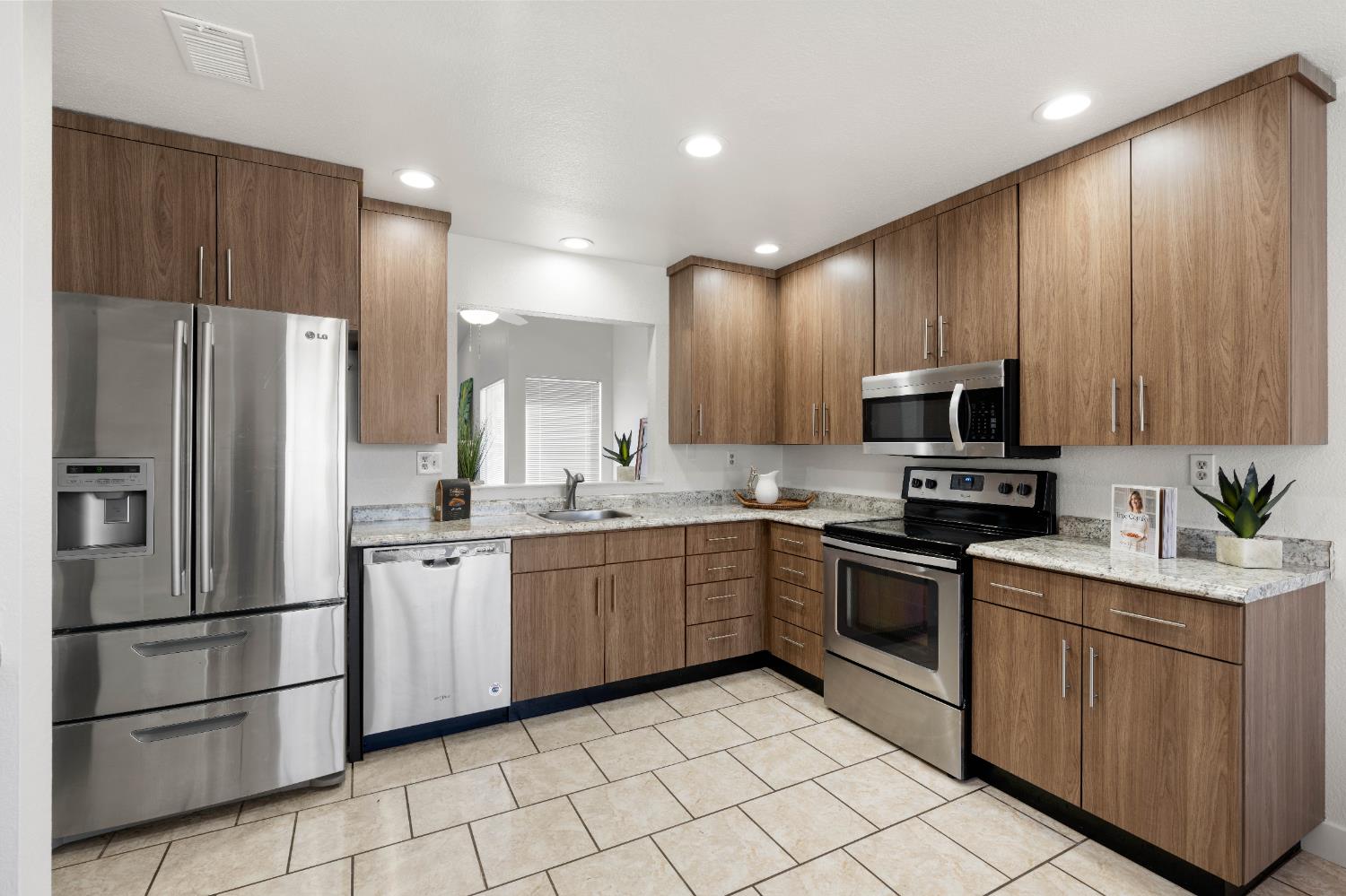 Detail Gallery Image 10 of 31 For 8082 Forest Glen Way, Citrus Heights,  CA 95610 - 3 Beds | 2 Baths