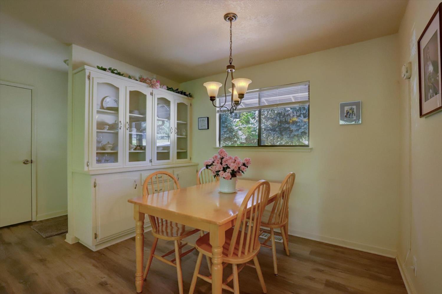 Detail Gallery Image 3 of 33 For 360 Rhode Island St, Grass Valley,  CA 95945 - 3 Beds | 2 Baths