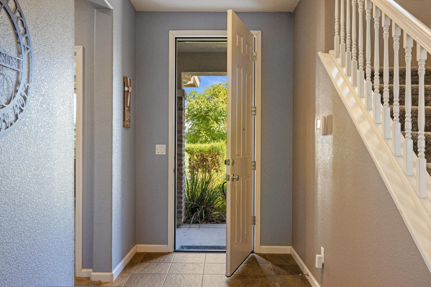 Detail Gallery Image 5 of 41 For 680 Sawtooth Ct, Manteca,  CA 95337 - 4 Beds | 3/1 Baths