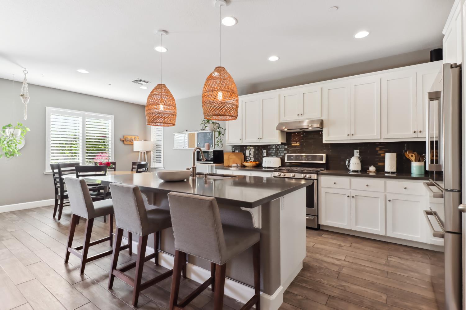 Detail Gallery Image 13 of 69 For 5604 Saratoga Cir, Rocklin,  CA 95765 - 4 Beds | 3/1 Baths