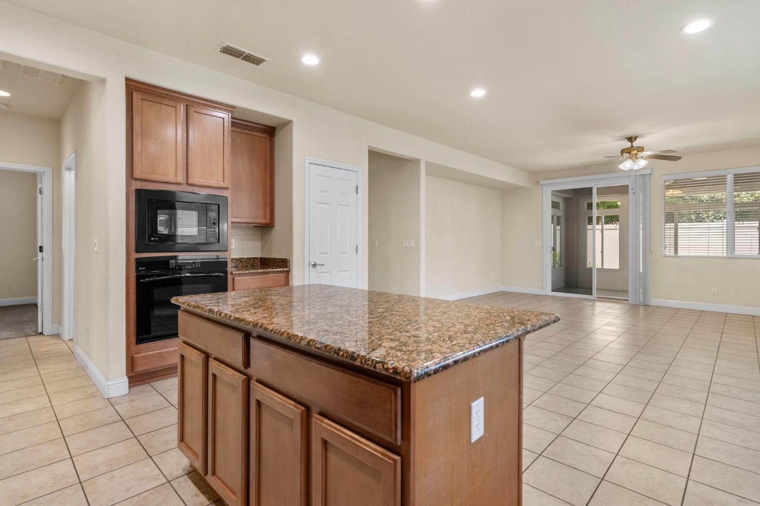 Detail Gallery Image 11 of 59 For 1587 Maple Valley St, Manteca,  CA 95336 - 2 Beds | 2 Baths