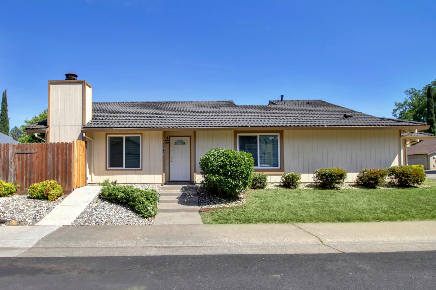 Detail Gallery Image 3 of 48 For 2301 Walnut Grove Way, Rancho Cordova,  CA 95670 - 3 Beds | 2 Baths