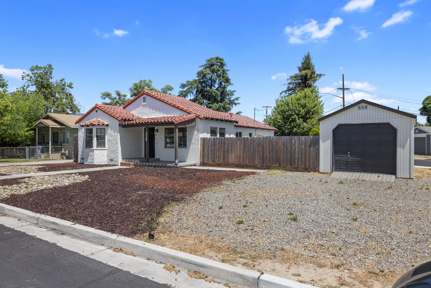 Detail Gallery Image 4 of 42 For 501 N Thor St, Turlock,  CA 95380 - 5 Beds | 2 Baths