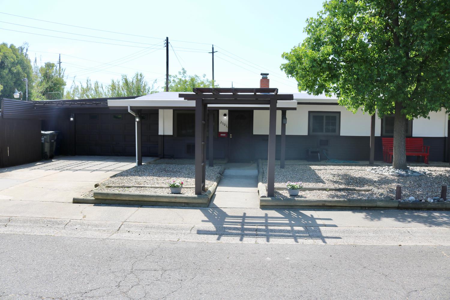 Detail Gallery Image 2 of 12 For 2501 Fernandez Dr, Sacramento,  CA 95822 - 3 Beds | 1 Baths