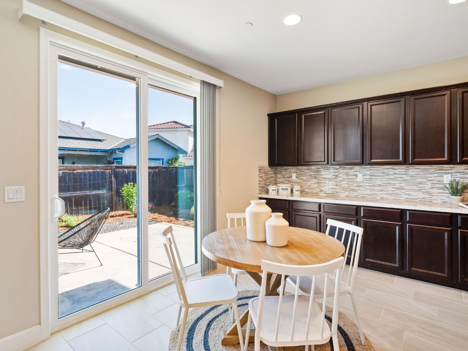 Detail Gallery Image 16 of 41 For 2723 Sweeney Dr, Woodland,  CA 95776 - 4 Beds | 2/1 Baths