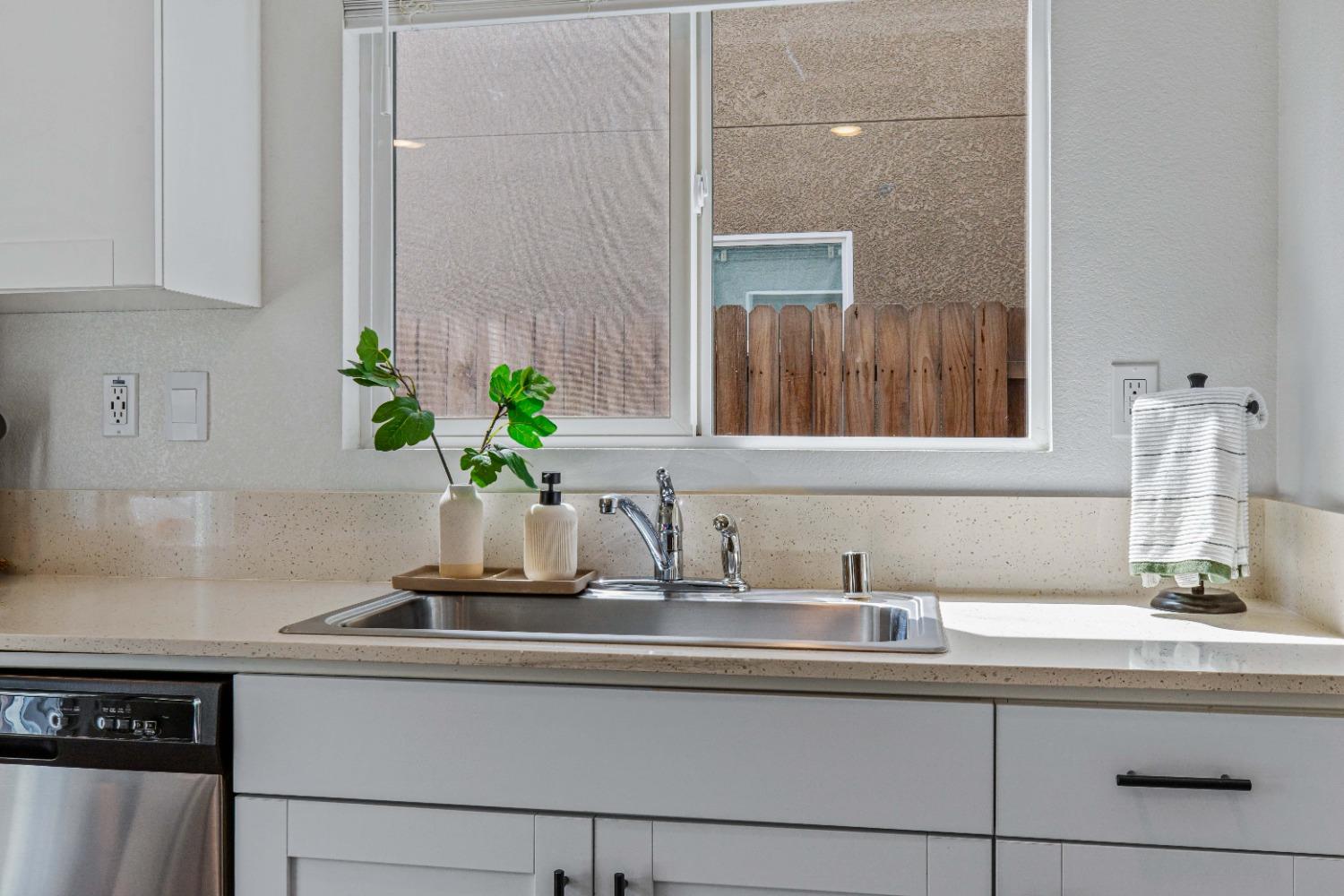 Detail Gallery Image 5 of 50 For 450 Rainbow Falls Ln, Manteca,  CA 95337 - 3 Beds | 2/1 Baths
