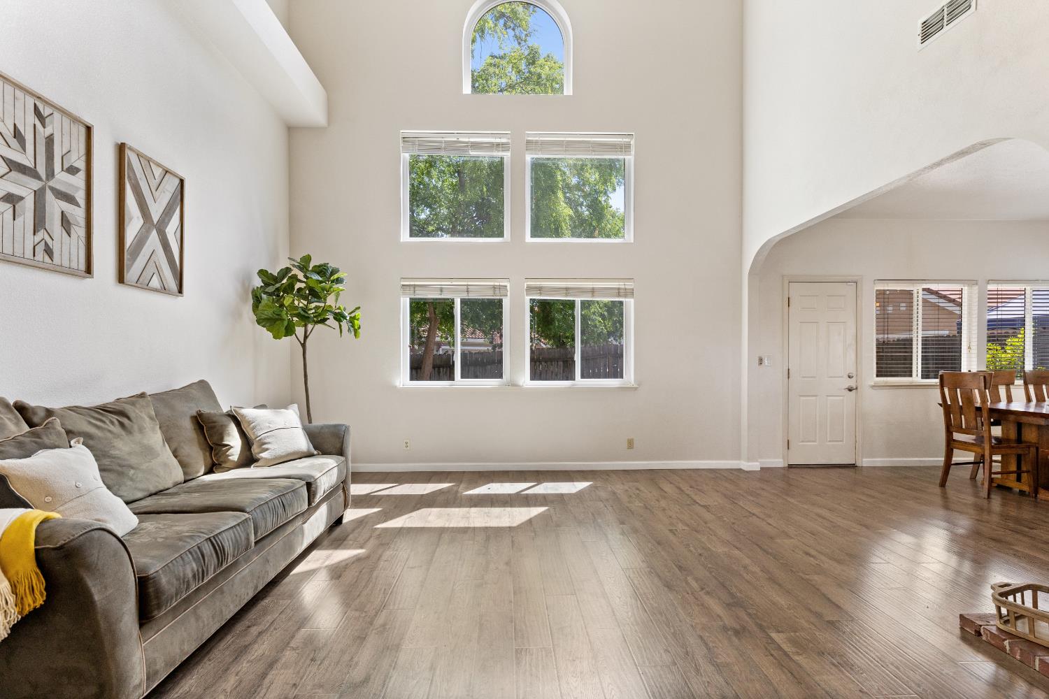 Detail Gallery Image 5 of 37 For 3010 Acton Way, Roseville,  CA 95747 - 4 Beds | 3 Baths