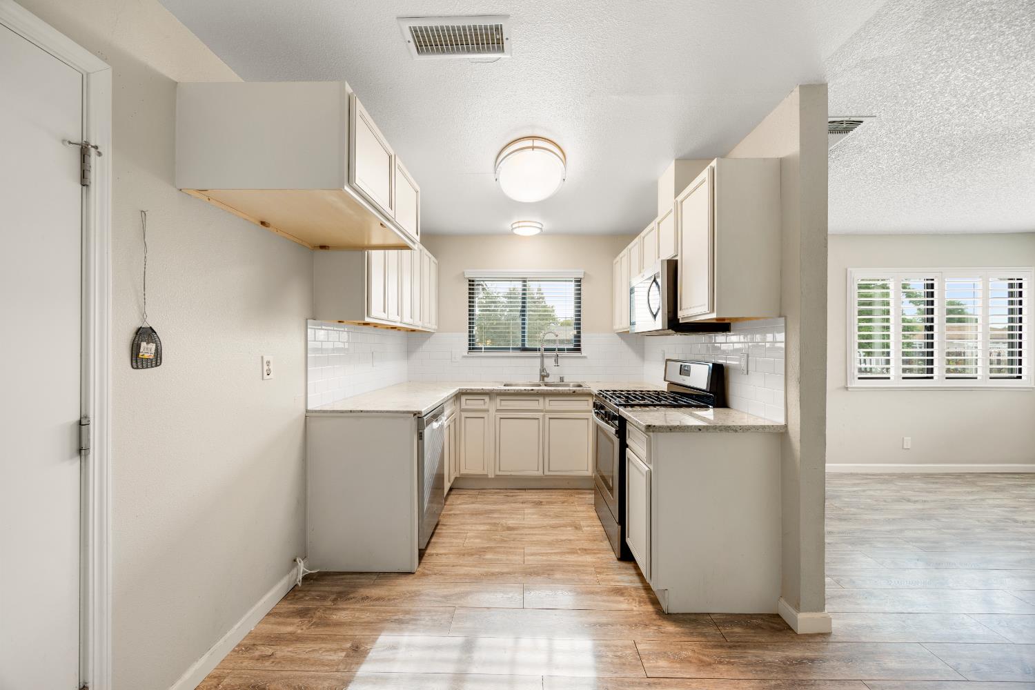 Detail Gallery Image 6 of 22 For 7893 Pedrick St, Sacramento,  CA 95823 - 3 Beds | 1 Baths