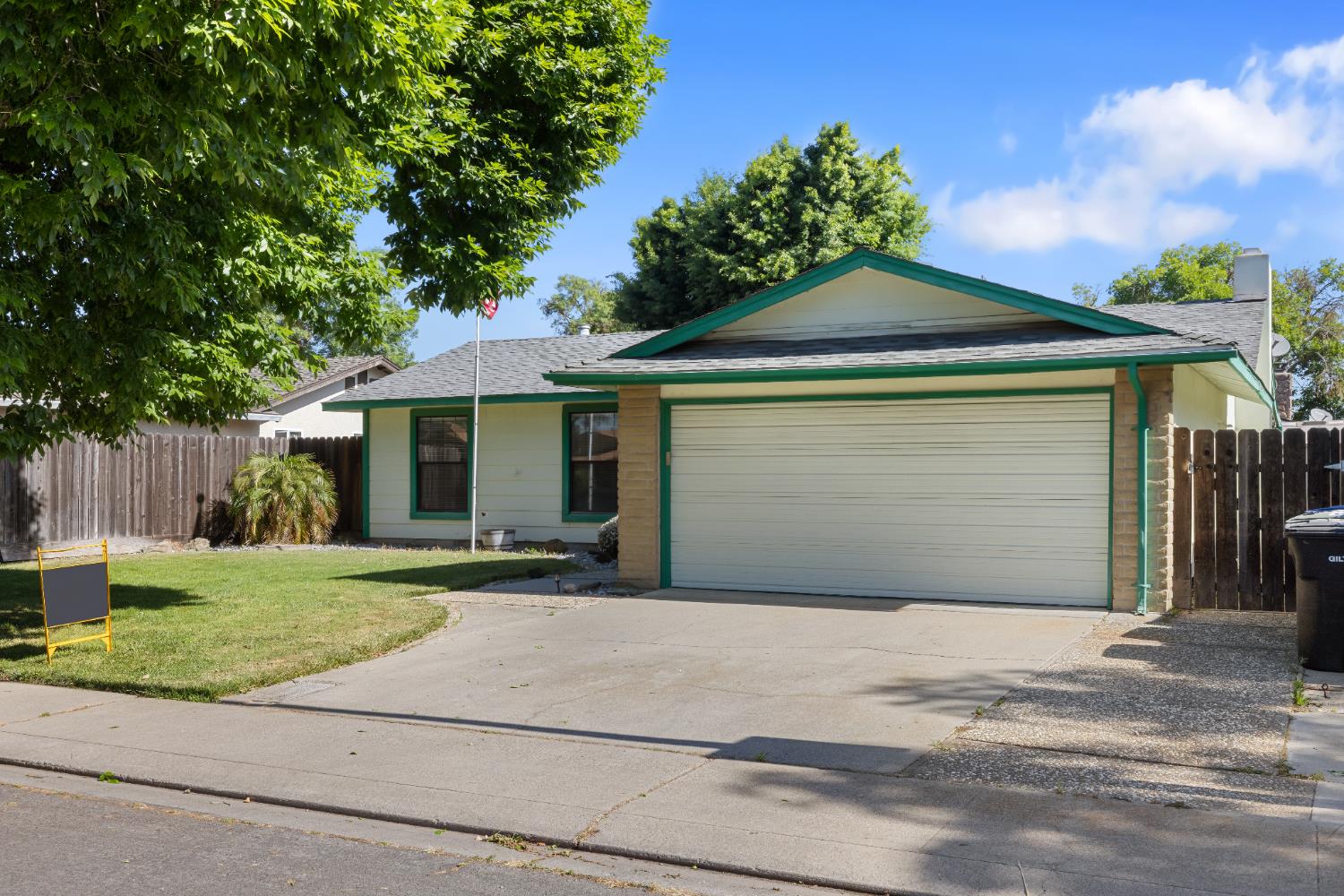 Detail Gallery Image 4 of 34 For 2613 Pescadero Pl, Modesto,  CA 95355 - 3 Beds | 2 Baths