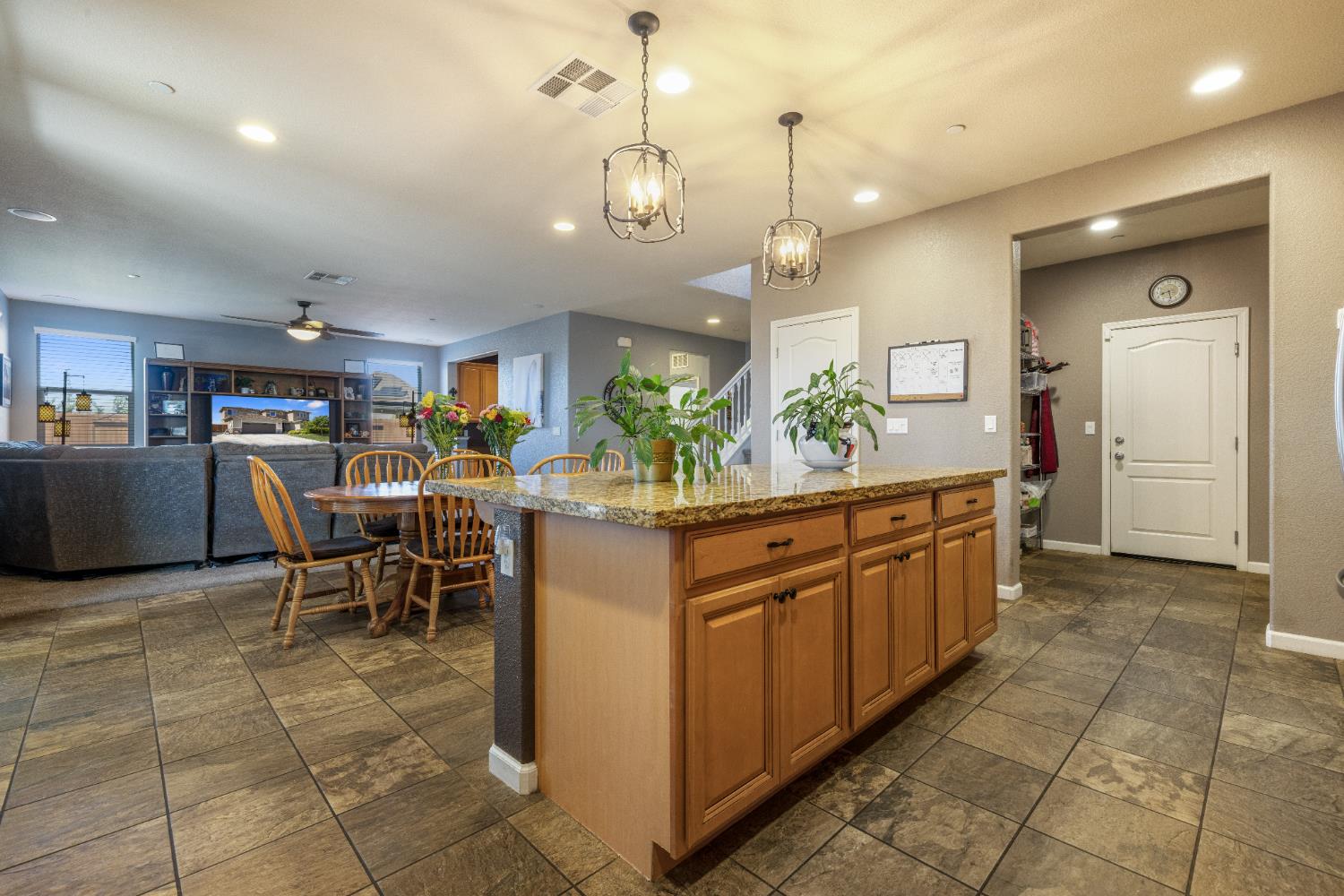 Detail Gallery Image 17 of 41 For 680 Sawtooth Ct, Manteca,  CA 95337 - 4 Beds | 3/1 Baths