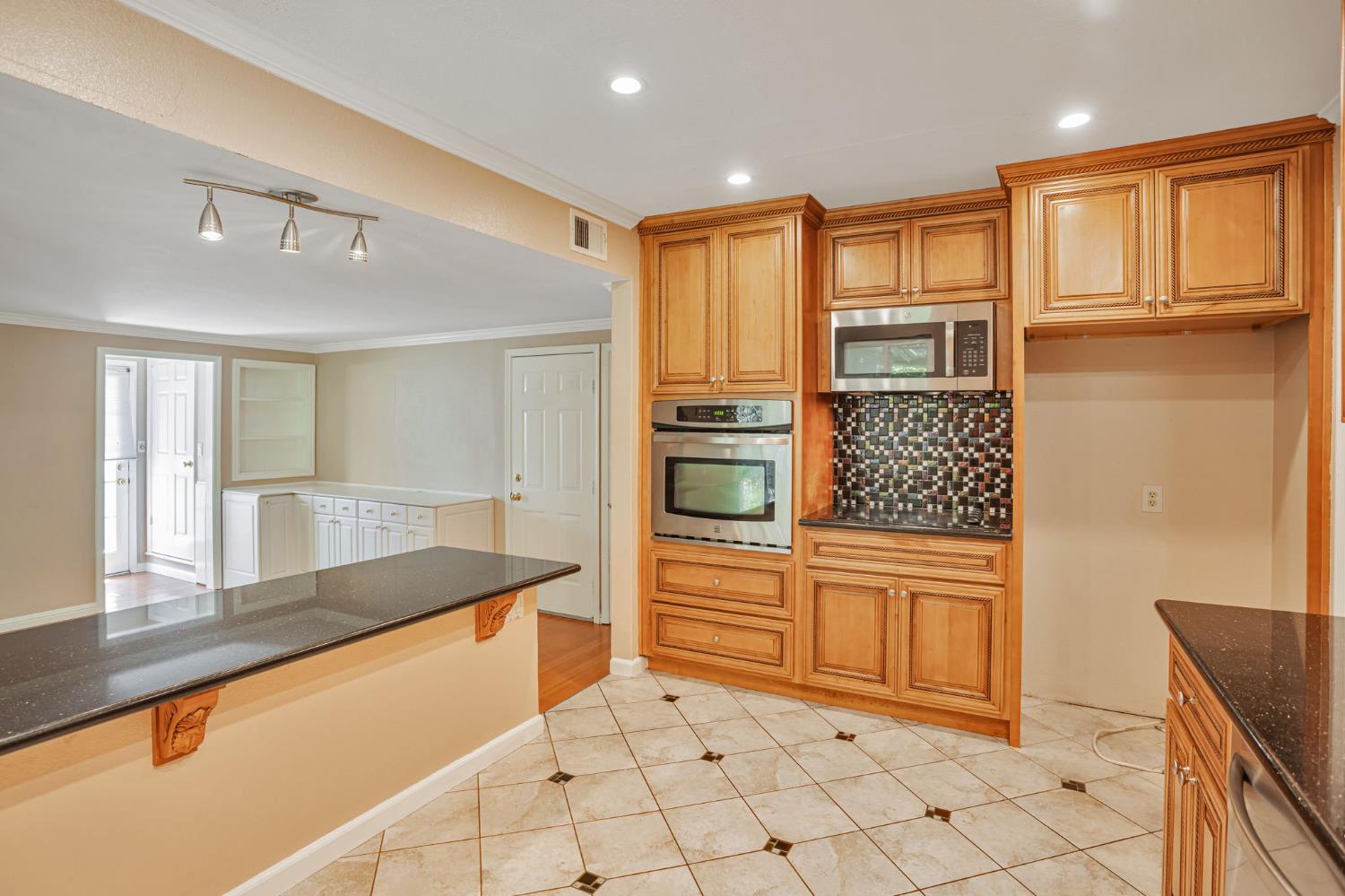 Detail Gallery Image 10 of 42 For 3005 La via Way, Sacramento,  CA 95825 - 4 Beds | 2 Baths