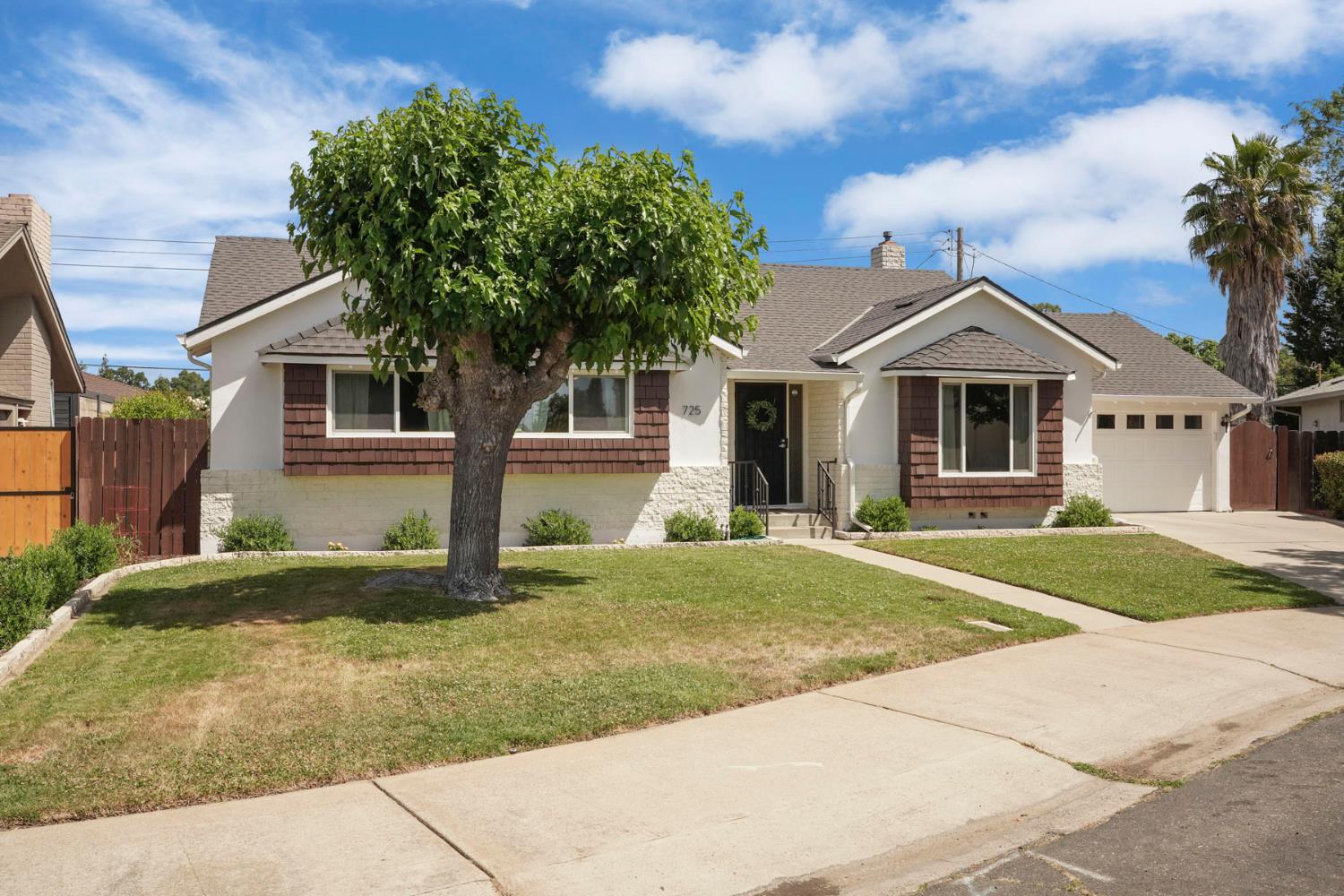 Detail Gallery Image 3 of 35 For 725 Maplewood Dr, Lodi,  CA 95242 - 3 Beds | 2 Baths