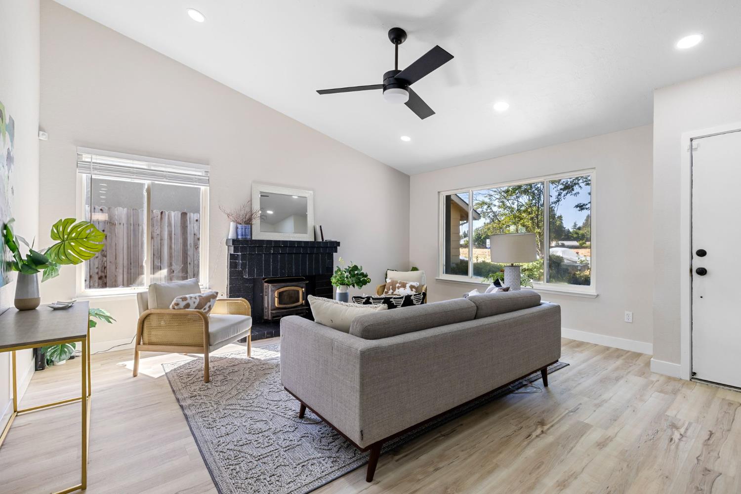 Detail Gallery Image 8 of 43 For 1240 Chuckwagon Dr, Sacramento,  CA 95834 - 3 Beds | 2 Baths