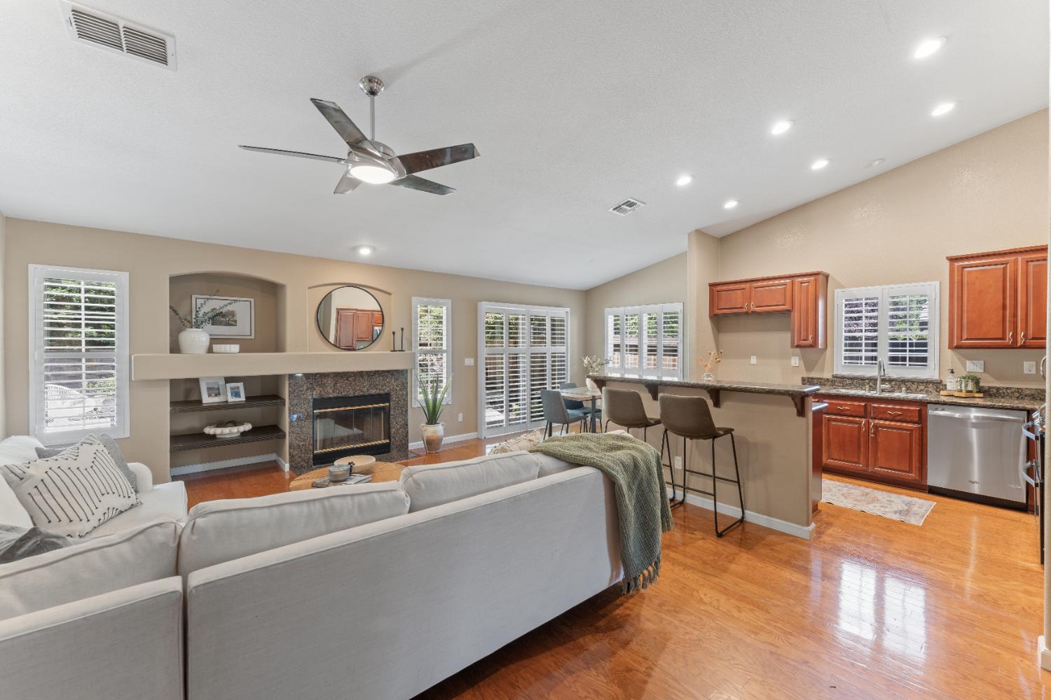 Detail Gallery Image 12 of 44 For 1014 Thompson Cir, Folsom,  CA 95630 - 4 Beds | 2 Baths