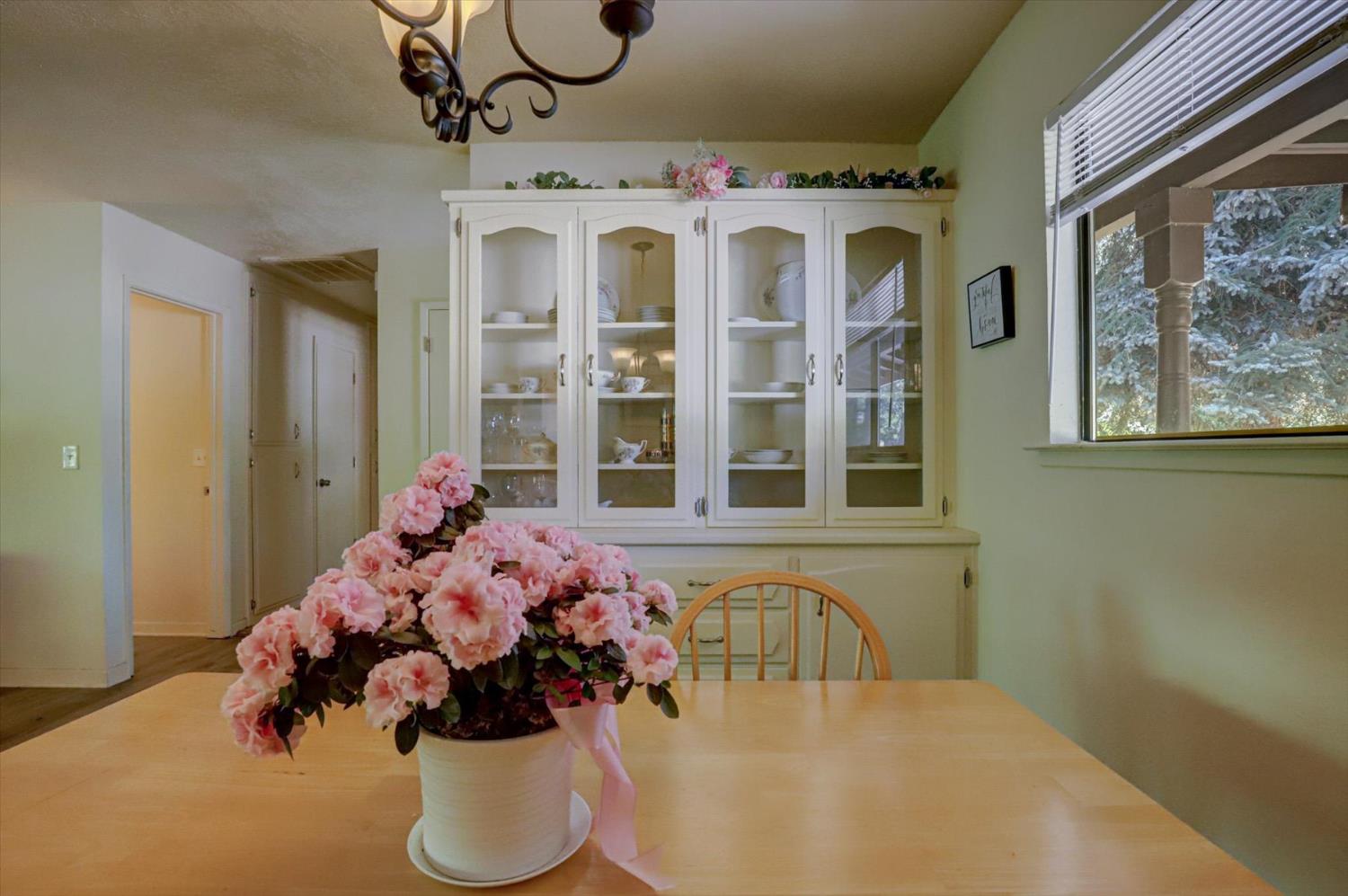 Detail Gallery Image 4 of 33 For 360 Rhode Island St, Grass Valley,  CA 95945 - 3 Beds | 2 Baths