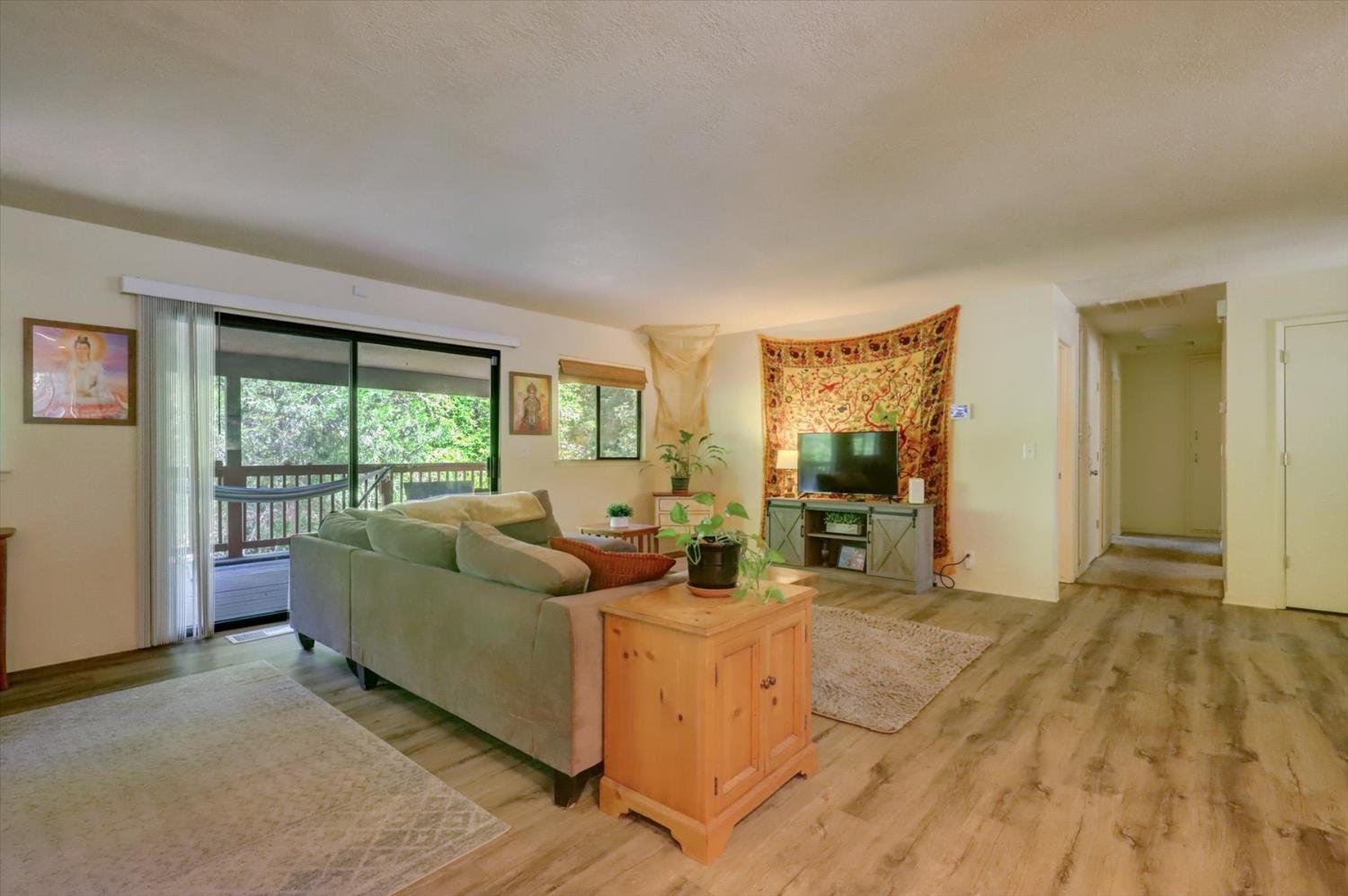 Detail Gallery Image 6 of 33 For 360 Rhode Island St, Grass Valley,  CA 95945 - 3 Beds | 2 Baths