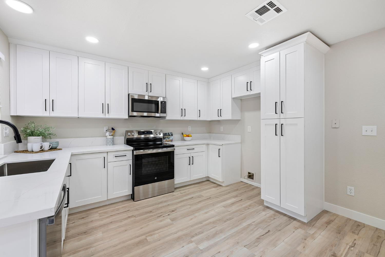 Detail Gallery Image 21 of 43 For 1240 Chuckwagon Dr, Sacramento,  CA 95834 - 3 Beds | 2 Baths