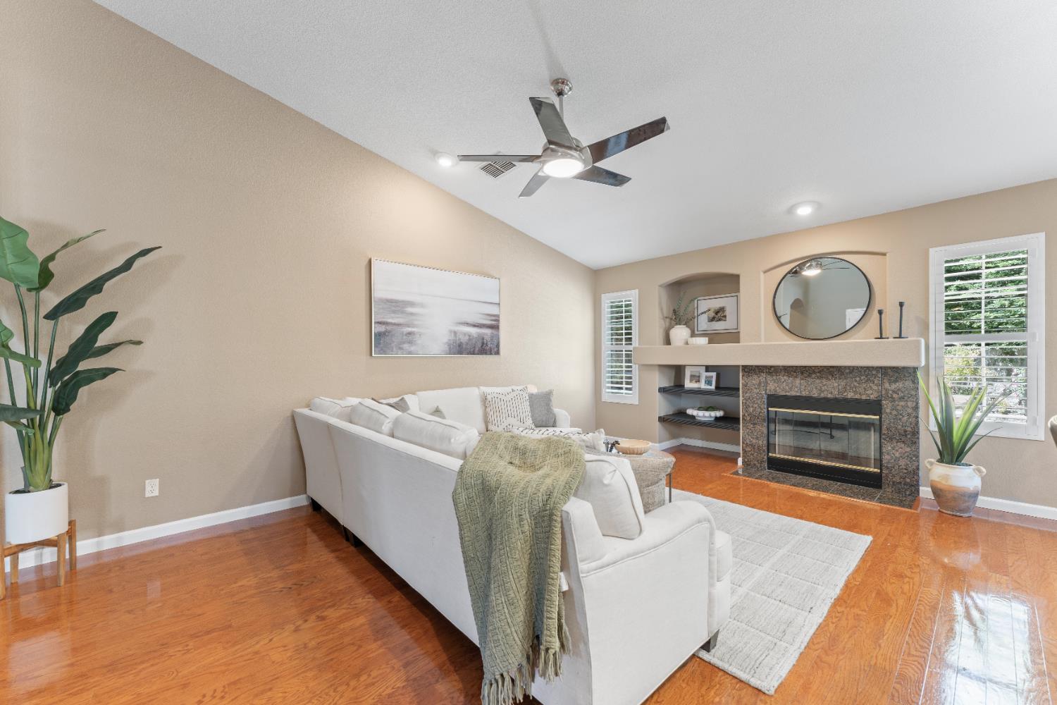 Detail Gallery Image 10 of 44 For 1014 Thompson Cir, Folsom,  CA 95630 - 4 Beds | 2 Baths