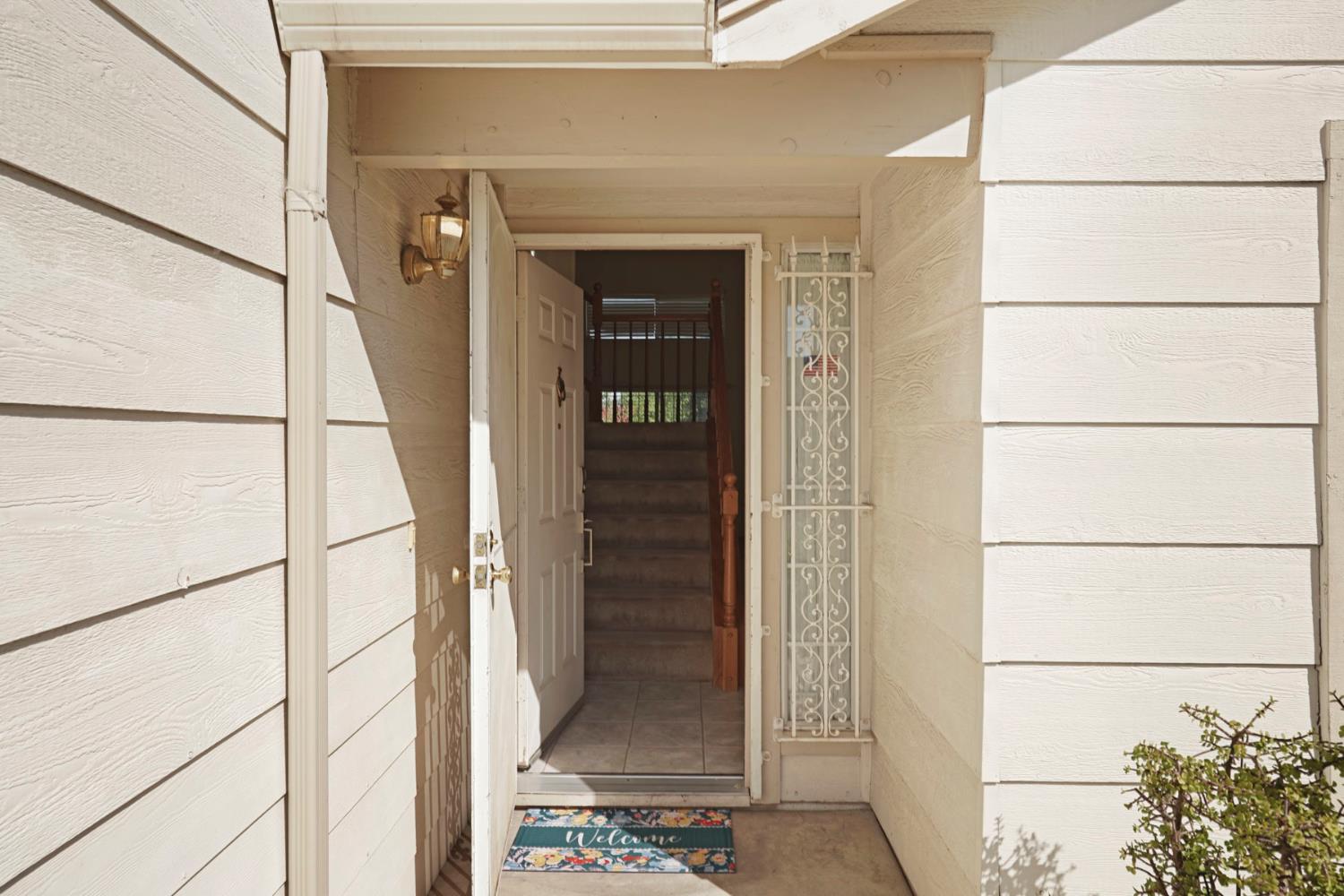 Detail Gallery Image 3 of 47 For 5329 Barbados Cir, Stockton,  CA 95210 - 3 Beds | 2/1 Baths