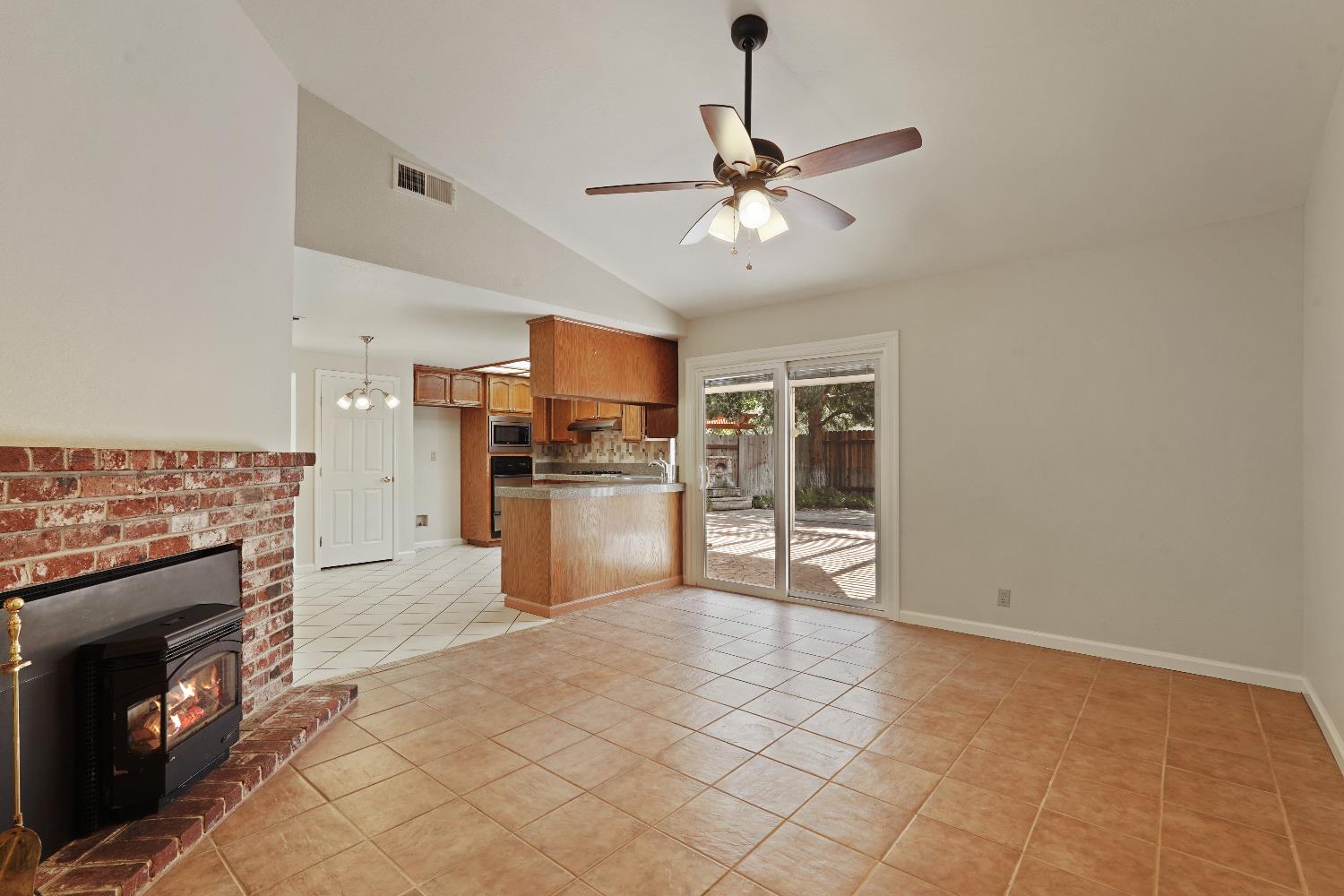 Detail Gallery Image 20 of 61 For 6001 Laguna Villa Way, Elk Grove,  CA 95758 - 3 Beds | 2 Baths