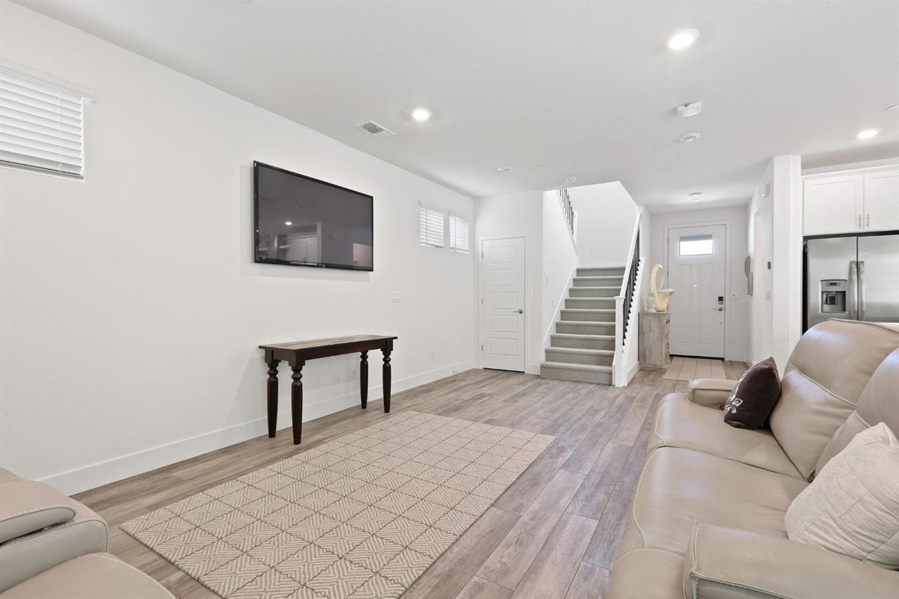 Detail Gallery Image 14 of 27 For 1712 S Breezy Meadow Dr, Sacramento,  CA 95834 - 4 Beds | 3 Baths