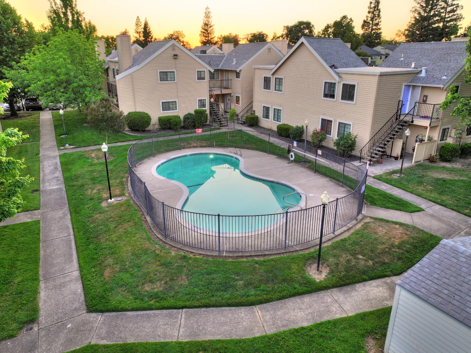 Detail Gallery Image 3 of 36 For 7437 Auburn Oaks Ct #E,  Citrus Heights,  CA 95621 - 2 Beds | 1 Baths