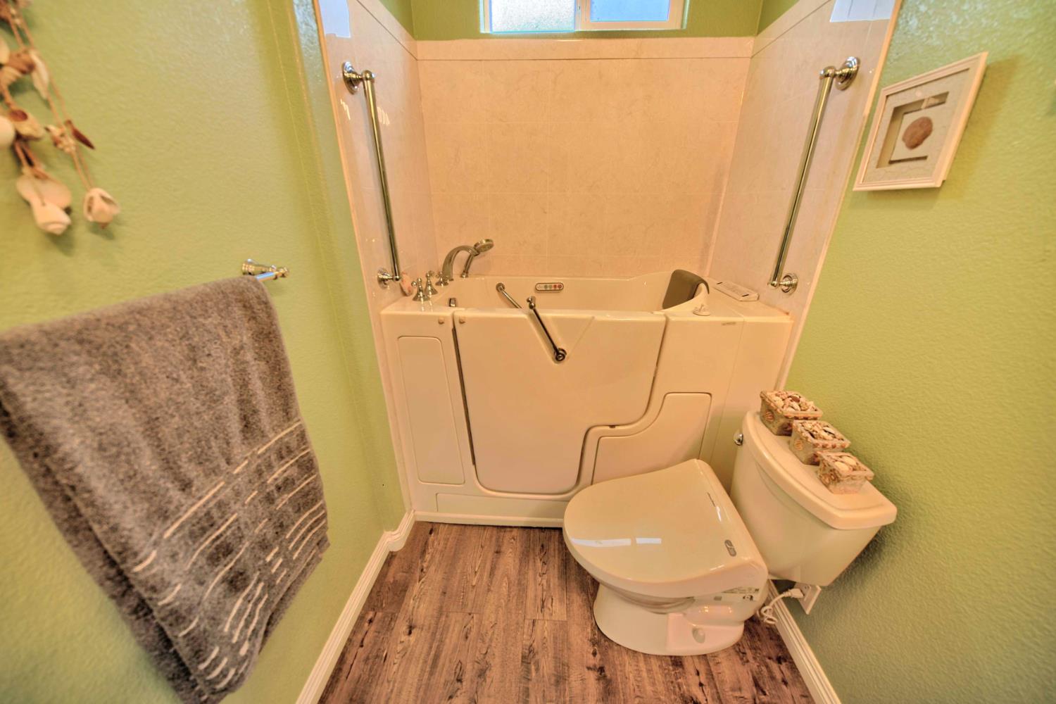 Detail Gallery Image 15 of 98 For 2994 La Vina Cir, Los Banos,  CA 93635 - 3 Beds | 2 Baths