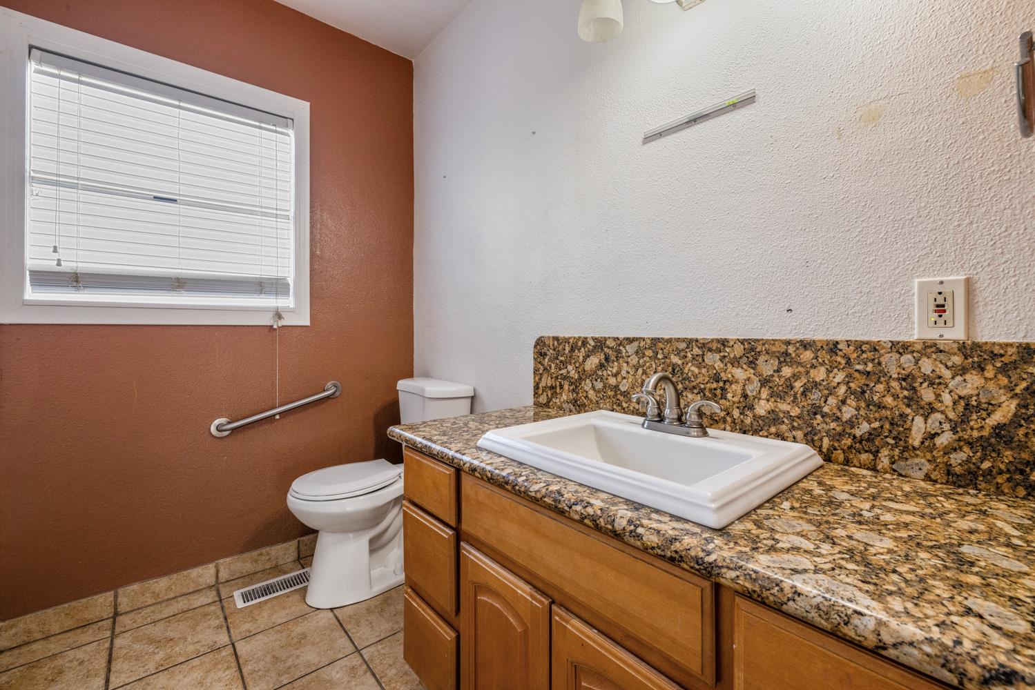 Detail Gallery Image 11 of 42 For 501 N Thor St, Turlock,  CA 95380 - 5 Beds | 2 Baths