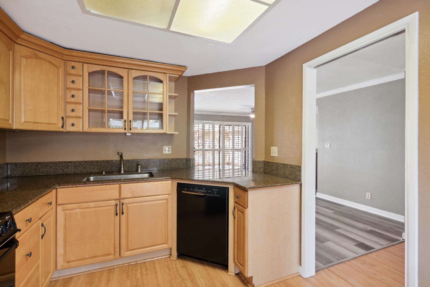 Detail Gallery Image 4 of 29 For 3028 Swallows Nest Dr, Sacramento,  CA 95833 - 2 Beds | 1/1 Baths