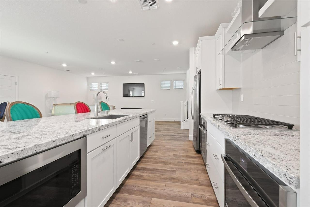 Detail Gallery Image 10 of 27 For 1712 S Breezy Meadow Dr, Sacramento,  CA 95834 - 4 Beds | 3 Baths