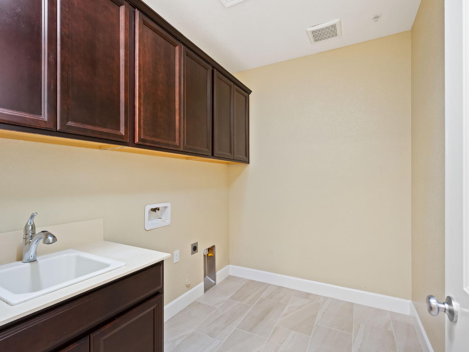 Detail Gallery Image 18 of 41 For 2723 Sweeney Dr, Woodland,  CA 95776 - 4 Beds | 2/1 Baths
