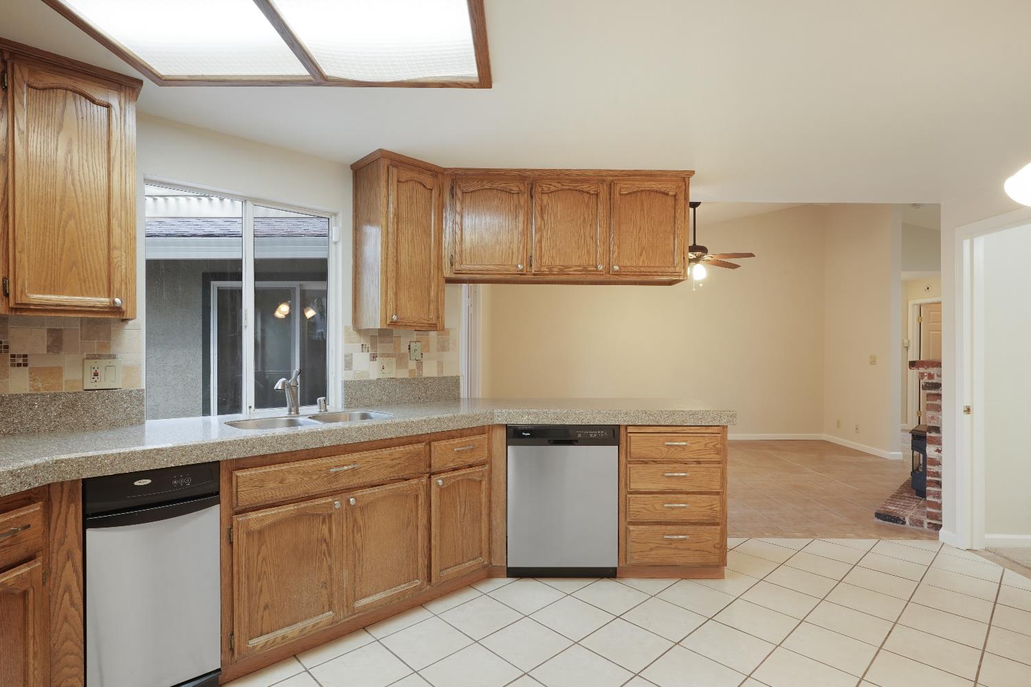 Detail Gallery Image 16 of 61 For 6001 Laguna Villa Way, Elk Grove,  CA 95758 - 3 Beds | 2 Baths