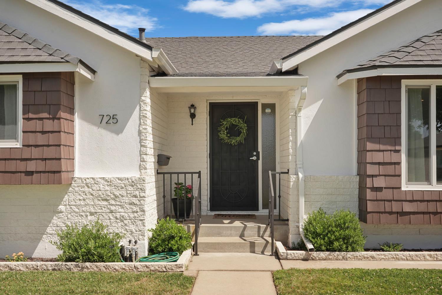 Detail Gallery Image 4 of 35 For 725 Maplewood Dr, Lodi,  CA 95242 - 3 Beds | 2 Baths