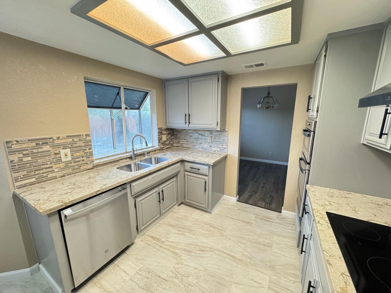 Detail Gallery Image 7 of 38 For 2232 Ne Manitoba Ct, Modesto,  CA 95356 - 3 Beds | 2/1 Baths